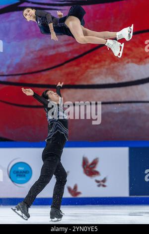 Chongqing. November 2024. Wang Yuchen (TOP)/Zhu Lei aus China treten während des Zweierskatings Freilauf beim Cup of China ISU Grand Prix von Eiskunstlauf 2024 in der südwestlichen chinesischen Gemeinde Chongqing am 23. November 2024 auf. Quelle: Huang Wei/Xinhua/Alamy Live News Stockfoto