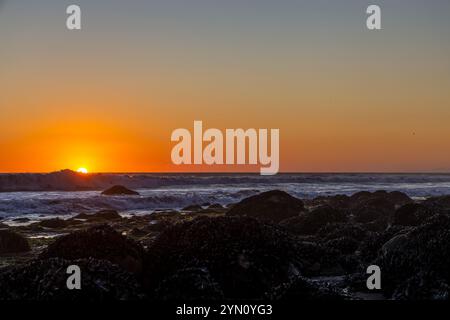 Wunderschöner Sonnenuntergang über dem Meer vom El Pescador State Beach in Südkalifornien aus gesehen Stockfoto