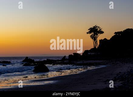 Wunderschöner Sonnenuntergang über dem Meer vom El Pescador State Beach in Südkalifornien aus gesehen Stockfoto