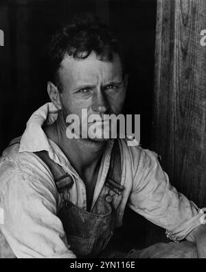 1936 , HALE COUNTY , ALABAMA , USA : The Poor FLOYD BURROUGHS , Cotton Farerecropper , während der Wirtschaftskrise der Großen amerikanischen Depression . Fotografiert auf den Stufen der Veranda am Eingang zu seinem Landhaus. . Foto des großen Künstlers WALKER EVANS ( 1903–1975), Mitarbeiter der United States Agricolture Farm Security Administration oder Office of war Information Inlandshofs, als Werk der US-Bundesregierung. - STATI UNITI AMERICA - Bellezza Maschile - männliche Schönheit - Porträt - ritratto - UOMO - UOMINI BELLI - SCHÖN SCHÖN SCHÖN Stockfoto