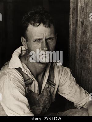 1936 , HALE COUNTY , ALABAMA , USA : The Poor FLOYD BURROUGHS , Cotton Farerecropper , während der Wirtschaftskrise der Großen amerikanischen Depression . Fotografiert auf den Stufen der Veranda am Eingang zu seinem Landhaus. . Foto des großen Künstlers WALKER EVANS ( 1903–1975), Mitarbeiter der United States Agricolture Farm Security Administration oder Office of war Information Inlandshofs, als Werk der US-Bundesregierung. - STATI UNITI AMERICA - Bellezza Maschile - männliche Schönheit - Porträt - ritratto - UOMO - UOMINI BELLI - SCHÖN SCHÖN SCHÖN Stockfoto