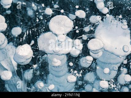 Blasen, die im Winter auf der Oberfläche des Baikalsees im Eis gefangen sind, zeigen einzigartige natürliche Formationen in Sibirien Stockfoto