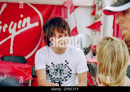 New Orleans, LA, USA - 2005: Jamie Cullum unterzeichnet Autogramme und spricht mit weiblichen Fans im Virgin Records Tent beim New Orleans Jazz and Heritage Festival Stockfoto