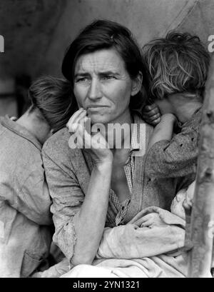 1936 , märz , Nipomo , Kalifornien , USA : " Migrantenmutter " , während der Wirtschaftskrise der Großen amerikanischen Depression . Das Foto zeigt die arme Erbsenpflückerin FLORENCE THOMPSON ( 32 Jahre alt ) mit drei ihrer sieben Kinder . Foto der großen Künstlerin DOROTHEA lange ( 1895–1965 ), Mitarbeiterin der United States Agricolture Farm Security Administration oder Office of war Information Inland Photographic Units, als Werk der US Federal Government. - STATI UNITI AMERICA - Porträt - ritratto - DONNA - FRAU - Mutter - madre - Mamma e figli - figlia - figlie - EMIGRANTE - M Stockfoto