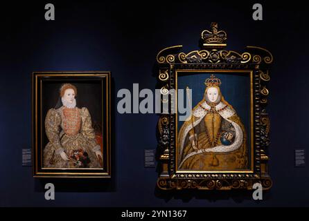 National Portrait Gallery, nebeneinander Porträts von Königin Elisabeth I. im mittleren Alter und einer jungen Frau im Krönungsgewand Stockfoto