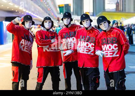 November 2024; Las Vegas, Nevada, USA. F1 Las Vegas Grand Prix; Renntag; Jabbawockeez posiert auf dem Fahrerlager Stockfoto