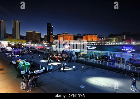 Las Vegas, USA. November 2024. Fahrerlager-Atmosphäre. Formel-1-Weltmeisterschaft, Rd 22, Las Vegas Grand Prix, Samstag, 23. November 2024. Las Vegas Strip Circuit, Las Vegas, Nevada, USA. Quelle: James Moy/Alamy Live News Stockfoto