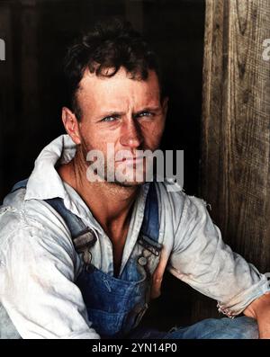 1936 , HALE COUNTY , ALABAMA , USA : The Poor FLOYD BURROUGHS , Cotton Farerecropper , während der Wirtschaftskrise der Großen amerikanischen Depression . Fotografiert auf den Stufen der Veranda am Eingang zu seinem Landhaus. . Foto des großen Künstlers WALKER EVANS ( 1903–1975), Mitarbeiter der United States Agricolture Farm Security Administration oder Office of war Information Inlandshofs, als Werk der US-Bundesregierung. DIGITAL COLORIZED .- STATI UNITI AMERICA - bellezza maschile - männliche Schönheit - Porträt - ritratto - UOMO - UOMINI BE Stockfoto