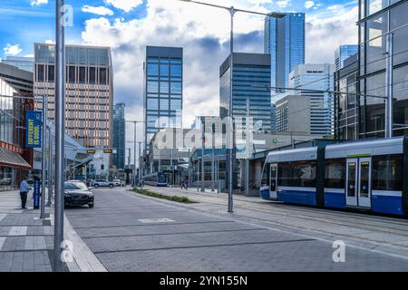 Edmonton, Alberta, 14. Mai 2024: Zwei Züge der Valley Line Southeast New Low Floor Transit System an der 102 Avenue in Downtown Stockfoto