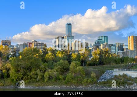Edmonton, Kanada, 18. September 2024: Stadtlandschaft mit blauem Himmel und Hintergrund aus weißen Wolken Stockfoto
