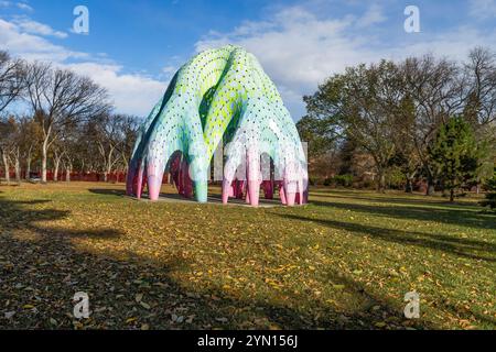 Edmonton, Kanada, 24. Oktober 2024: Vaulted Willow von Marc Fornes und THEVERYMANY (2014). Das Hotel liegt am Borden Park. Nicht-praktische Strukturen, die schmücken Stockfoto