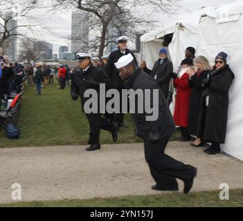 Milwaukee, Wisconsin, USA. November 2024. Während der Zeremonie wird der pensionierte Generalmajor Marcia M. Anderson, die Trägerin des Schiffes, der Besatzung des Schiffes den Befehl geben: "Man bemannt unser Schiff und bringt sie zum Leben!", eine Tradition der Besatzung des Schiffes, gefolgt vom Hießen des Wimpels und des Kanonenfeuers. Diese Zeremonie wird die Beloit zu einem offiziellen Schiff der US Navy Flotte machen. Hunderte Besucher nehmen an der Zeremonie der zukünftigen USS Beloit (LCS 29) Teil, bevor das Schiff in die US-Flotte eingeführt wird. Das Kampfschiff vom Typ CRE Stockfoto