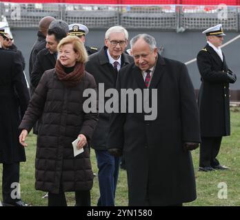 Milwaukee, Wisconsin, USA. November 2024. Der US-Senator TAMMY BALDWIN (links), der Gouverneur von Wisconsin TONY EVERS und der Marineminister CARLOS DEL TORO (rechts) nehmen an der Zeremonie der USS Beloit Teil. Hunderte von Besuchern und angesehene Gäste nehmen an der Zeremonie der USS Beloit (LCS 29) Teil. Das Kampfschiff LCS ist ein Littoral Combat Ship (LCS), das in Küstengewässern eingesetzt werden kann. Die USS Beloit erhält offiziell ihren Namen, Wimpelflaggen, und wird am Samstag um 10 Uhr morgens im Veterans Park, wo die Cred Stockfoto