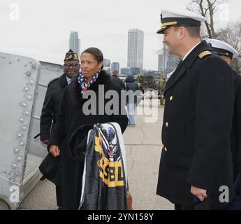 Milwaukee, Wisconsin, USA. November 2024. Während der Zeremonie gab der pensionierte Generalmajor MARCIA M. ANDERSON (Mitte), der Sponsor des Schiffes, der Besatzung des Schiffes den Befehl „man unser Schiff und bringt sie zum Leben!“, eine Tradition der Besatzung des Schiffes, gefolgt vom Hießen des Wimpels und des Kanonenfeuers. Diese Zeremonie wird die Beloit zu einem offiziellen Schiff der US Navy Flotte machen. Hunderte Besucher nehmen an der Zeremonie der zukünftigen USS Beloit (LCS 29) Teil, bevor das Schiff in die US-Flotte eingeführt wird. Das Kampfschiff der Klasse CRE Stockfoto