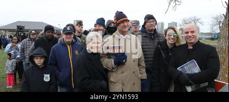 Milwaukee, Wisconsin, USA. November 2024. Hunderte von Besuchern warten in der Schlange, um die USS Beloit nach der Zeremonie der zukünftigen USS Beloit (LCS 29) zu besichtigen. Die USS Beloit wird offiziell ihren Namen, Wimpelflaggen, erhalten und am Samstag um 10.00 Uhr im Veterans Park, wo das Schiff im Lake Michigan anlegt, für den aktiven Dienst in Dienst gestellt werden. Während der Zeremonie wird der pensionierte Generalmajor Marcia M. Anderson, die Trägerin des Schiffes, den Befehl erteilen: "Mann unser Schiff und bringe sie zum Leben!", eine Tradition der Marine, auf die das Anheben des Wimpels und Can Credi folgt Stockfoto