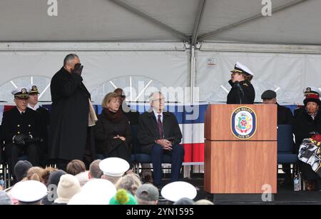 Milwaukee, Wisconsin, USA. November 2024. CARLOS DEL TORO, Marineminister, grüßt den neuen Befehlshaber LE ANDRA N. KISSINGER (rechts) der USS Beloit während des Verfahrens zur Übernahme des Kommandos. Hunderte von Besuchern und angesehene Gäste nehmen an der Zeremonie der zukünftigen USS Beloit (LCS 29) Teil, bevor das Schiff in die US-Flotte eingeführt wird. Das Kampfschiff der Klasse LCS ist ein Littoral Combat Ship (LCS), das in Küstengewässern eingesetzt werden kann. Die USS Beloit erhält offiziell ihren Namen, Wimpelflaggen und wird verbrieft Stockfoto