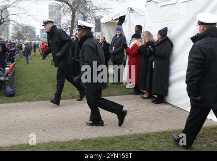Milwaukee, Wisconsin, USA. November 2024. Während der Zeremonie wird der pensionierte Generalmajor Marcia M. Anderson, die Trägerin des Schiffes, der Besatzung des Schiffes den Befehl geben: "Man bemannt unser Schiff und bringt sie zum Leben!", eine Tradition der Besatzung des Schiffes, gefolgt vom Hießen des Wimpels und des Kanonenfeuers. Diese Zeremonie wird die Beloit zu einem offiziellen Schiff der US Navy Flotte machen. Hunderte Besucher nehmen an der Zeremonie der zukünftigen USS Beloit (LCS 29) Teil, bevor das Schiff in die US-Flotte eingeführt wird. Das Kampfschiff vom Typ CRE Stockfoto