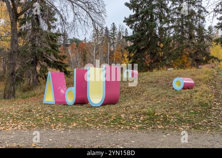 Edmonton, Kanada, 26. Oktober 2024: „Iskotew“ (2018) Kunstwerk von Amy Malbeuf im Edmonton's Indigenous Art Park in der Herbstsaison Stockfoto