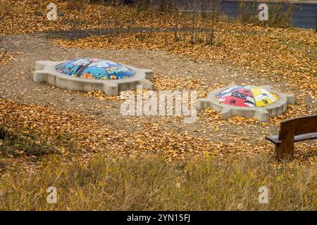 Edmonton, Kanada, 24. Oktober 2024: „Helping Other“ (2018) von Jerry Whitehead in Edmonton's Indigenous Art Park in der Herbstsaison, die im 19. Jahrhundert in den USA stattfindet Stockfoto