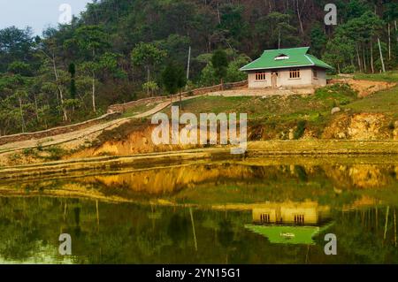 Aufenthalt im Chayatal oder Chaya Taal, West Sikkim, Indien, Natur, Stille und Frieden. Berühmt für die Reflexion des schneebedeckten Mount Kanchenjunga und Kabru Stockfoto