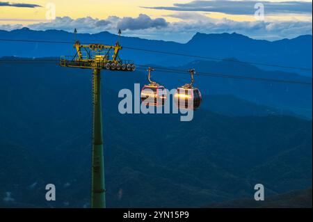 Cabanas einer Seilbahn in den Bergen im Vergnügungspark Ba Na Hills in da Nang in Vietnam Stockfoto