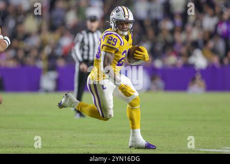 Baton Rouge, LA, USA. November 2024. LSU Running Back Caden Durham (29) sucht im Tiger Stadium in Baton Rouge, LA, nach Laufplätzen während der NCAA-Fußballspiele zwischen den Vanderbilt Commodores und den LSU Tigers. Jonathan Mailhes/CSM/Alamy Live News Stockfoto