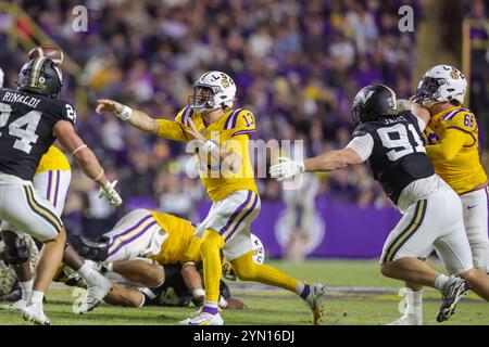 Baton Rouge, LA, USA. November 2024. LSU Quarterback Garrett Nussmeier (13) wirft einen Touchdown-Pass während der NCAA-Fußballspiele zwischen den Vanderbilt Commodores und den LSU Tigers im Tiger Stadium in Baton Rouge, LA. Jonathan Mailhes/CSM/Alamy Live News Stockfoto