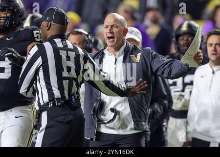 Baton Rouge, LA, USA. November 2024. Vanderbilt Head Coach Clark Lea versucht im Tiger Stadium in Baton Rouge, LA, einen Anruf zwischen den Vanderbilt Commodores und den LSU Tigers zu diskutieren. Jonathan Mailhes/CSM/Alamy Live News Stockfoto