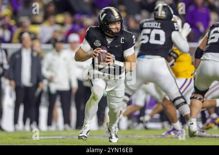 Baton Rouge, LA, USA. November 2024. Vanderbilt Quarterback Diego Pavia (2) rollt während der NCAA Football Action zwischen den Vanderbilt Commodores und den LSU Tigers im Tiger Stadium in Baton Rouge, LA, aus der Tasche. Jonathan Mailhes/CSM/Alamy Live News Stockfoto