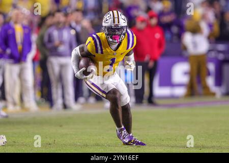 Baton Rouge, LA, USA. November 2024. LSU Wide Receiver Aaron Anderson (1) sucht im Tiger Stadium in Baton Rouge, LA nach Laufraum während der NCAA-Fußballspiele zwischen den Vanderbilt Commodores und den LSU Tigers. Jonathan Mailhes/CSM/Alamy Live News Stockfoto