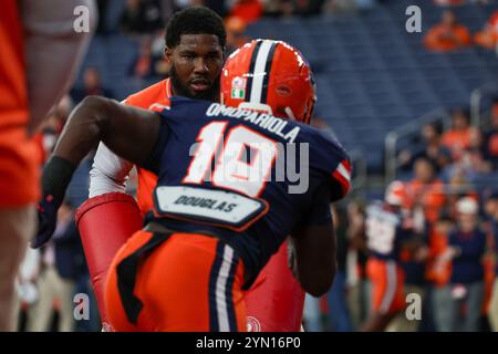 Syracuse, New York, USA. November 2024. Die Syracuse University Orange veranstaltete die University of Connecticut Huskies in einem NCAA-Football-Spiel im JMA Wireless Dome in Syracuse, New York. (Jonathan Tenca/CSM). Quelle: csm/Alamy Live News Stockfoto