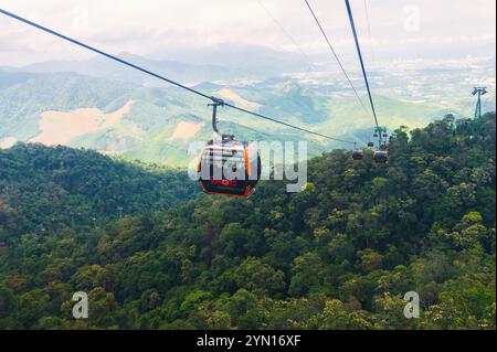 Cabanas auf einer Seilbahn in Bergen im Wald in Vietnam im Ba Na Hills Park im Sommer. Da Nang, Vietnam - 13. September 2024 Stockfoto