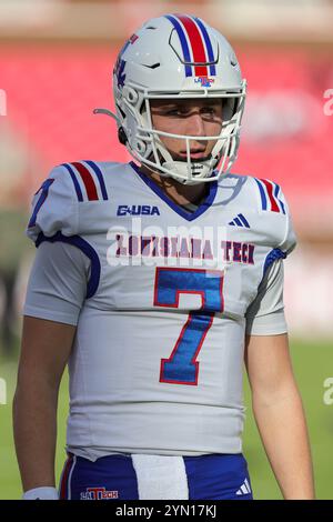 Fayetteville, USA. 23. November 2024: Evan Bullock #7 Louisiana Tech Quarterback blickt über das Feld. Arkansas besiegte die Louisiana Tech 35-14 in Fayetteville, AR. Richey Miller/CSM Credit: CAL Sport Media/Alamy Live News Stockfoto