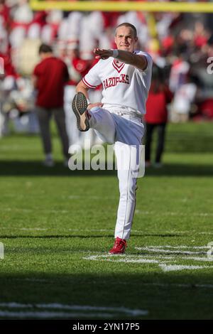 Fayetteville, USA. 23. November 2024: Ein Cheerleader aus Arkansas ruft die Schweine auf dem Feld an. Arkansas besiegte die Louisiana Tech 35-14 in Fayetteville, AR. Richey Miller/CSM Credit: CAL Sport Media/Alamy Live News Stockfoto