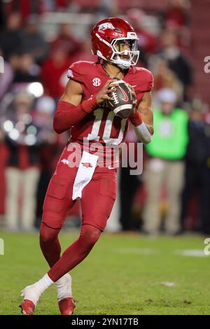 Fayetteville, USA. 23. November 2024: Hogs Quarterback Taylen Green #10 fällt in die Tasche. Arkansas besiegte die Louisiana Tech 35-14 in Fayetteville, AR. Richey Miller/CSM Credit: CAL Sport Media/Alamy Live News Stockfoto