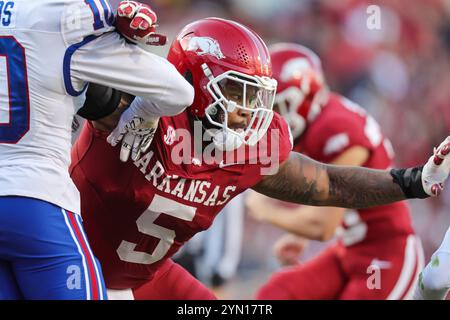 Fayetteville, USA. 23. November 2024: Der Razorback Defensive Lineman Cameron Ball #5 kommt durch die Linie. Arkansas besiegte die Louisiana Tech 35-14 in Fayetteville, AR. Richey Miller/CSM Credit: CAL Sport Media/Alamy Live News Stockfoto