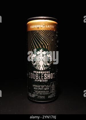 Kaffee Kaltgetränk Espresso starbucks Doubleshot in einem Metallglas isoliert auf schwarzem Hintergrund. Niedrige Klaue. Kaffeegetränk Stockfoto