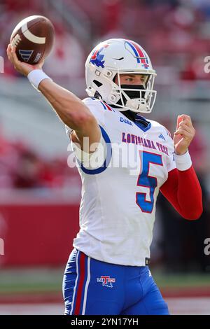 Fayetteville, USA. 23. November 2024: Blake Baker #5 Quarterback für Louisiana Tech bereitet sich darauf vor, den Ball freizugeben. Arkansas besiegte die Louisiana Tech 35-14 in Fayetteville, AR. Richey Miller/CSM Credit: CAL Sport Media/Alamy Live News Stockfoto