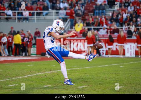 Fayetteville, USA. 23. November 2024: Patrick Rea #32, der Tech-Punter aus Louisiana, setzt seinen Fuß auf den Ball. Arkansas besiegte die Louisiana Tech 35-14 in Fayetteville, AR. Richey Miller/CSM Credit: CAL Sport Media/Alamy Live News Stockfoto