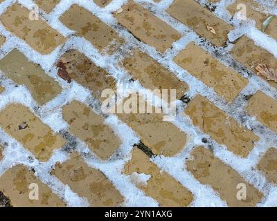 Wintergeometrie: Schneegefüllte Kopfsteinpflaster Stockfoto