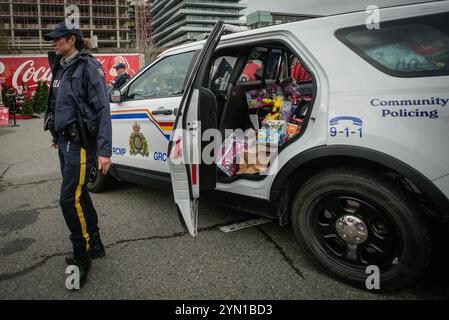 Richmond, Kanada. November 2024. Während des 10. Jährlichen Toy Drive-Events der Royal Canadian Mounted Police (RCMP) in Richmond, British Columbia, Kanada, am 23. November 2024 ist ein Polizeifahrzeug voll mit gespendetem Spielzeug. Quelle: Liang Sen/Xinhua/Alamy Live News Stockfoto