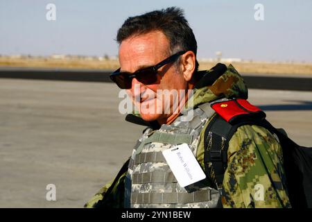 Der Schauspieler Robin Williams kommt auf der Eventualbasis Speicher im Irak an, um während der USO Christmas Tour 2007 für seine Mitglieder aufzutreten. Stockfoto
