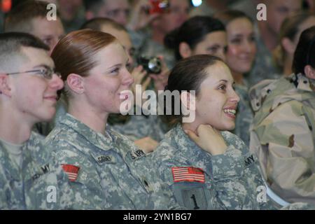 Soldaten der Combat Aviation Brigade, 1. Infanteriedivision, aus Fort Riley, Kan., lachen über die Mätzchen und Witze des Oscar-Preisträgers Robin Williams, während er auf der Bühne der Contingency Operating Base Speicher auftritt. Williams trat am 19. Dezember für mehr als 1200 Soldaten, Seeleute und Marines der Task Force Iron auf, die derzeit im Nordirak eingesetzt werden. Stockfoto