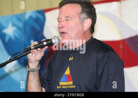 Robin Williams, Schauspieler und Comedian der Academy Award, tritt auf der Bühne der Contingency Operating Base Speicher auf. Williams trat für die Truppen bei Speicher während eines kurzen USO-Zwischenstopps auf der Basis am 19. Dezember auf. Williams gehörte zu mehreren Prominenten, die an der Tour teilnahmen, darunter Rachel Smith, Lance Armstrong, Lewis Black und Kid Rock. Stockfoto