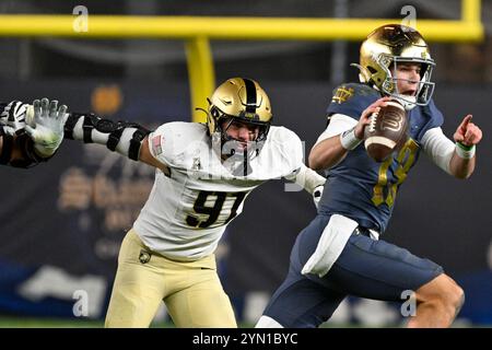 Bronx, New York, USA. November 2024. Riley Leonard 13 QB von NE DAME während Army Black Knight (18) bei Notre Dame Fighting Irish (6) in der Shamrock Series im Yankee Stadium Bronx NY (Credit Image: © James Patrick Cooper/ZUMA Press Wire) NUR REDAKTIONELLE VERWENDUNG! Nicht für kommerzielle ZWECKE! Stockfoto