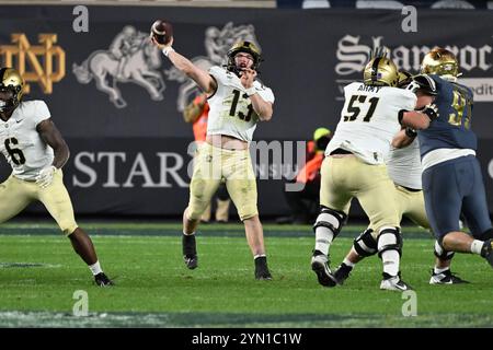 Bronx, New York, USA. November 2024. BRYSON DAILY 13 QB DER ARMEE BLACK KNIGHTS während Army Black Knight (18) bei Notre Dame Fighting Irish (6) in der Shamrock Series im Yankee Stadium Bronx NY (Credit Image: © James Patrick Cooper/ZUMA Press Wire) NUR ZUR REDAKTIONELLEN VERWENDUNG! Nicht für kommerzielle ZWECKE! Stockfoto