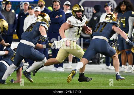 Bronx, New York, USA. November 2024. BRYSON DAILY 13 QB DER ARMEE BLACK KNIGHTS während Army Black Knight (18) bei Notre Dame Fighting Irish (6) in der Shamrock Series im Yankee Stadium Bronx NY (Credit Image: © James Patrick Cooper/ZUMA Press Wire) NUR ZUR REDAKTIONELLEN VERWENDUNG! Nicht für kommerzielle ZWECKE! Stockfoto