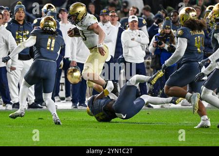 Bronx, New York, USA. November 2024. BRYSON DAILY 13 QB DER ARMEE BLACK KNIGHTS, die von Adon Shuler 8 S von NE DAME während Army Black Knight (18) bei Notre Dame Fighting Irish (6) in der Shamrock Series im Yankee Stadium Bronx NY (Credit Image: © James Patrick Cooper/ZUMA Press Wire) NUR REDAKTIONELLE VERWENDUNG! Nicht für kommerzielle ZWECKE! Stockfoto