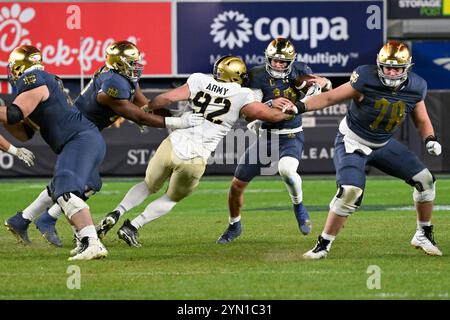 Bronx, New York, USA. November 2024. JACK LATORE 92 DL VON DER ARMEE BLACK KNIGHTS sackt Riley Leonard 13 QB von NE DAME während Army Black Knight (18) bei Notre Dame Fighting Irish (6) in der Shamrock Series im Yankee Stadium Bronx NY (Credit Image: © James Patrick Cooper/ZUMA Press Wire) NUR REDAKTIONELLE VERWENDUNG! Nicht für kommerzielle ZWECKE! Stockfoto