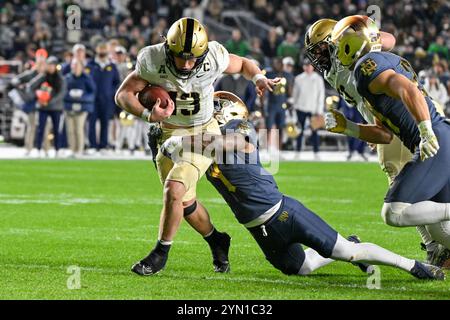 Bronx, New York, USA. November 2024. BRYSON DAILY 13 QB DER ARMEE BLACK KNIGHTS während Army Black Knight (18) bei Notre Dame Fighting Irish (6) in der Shamrock Series im Yankee Stadium Bronx NY (Credit Image: © James Patrick Cooper/ZUMA Press Wire) NUR ZUR REDAKTIONELLEN VERWENDUNG! Nicht für kommerzielle ZWECKE! Stockfoto
